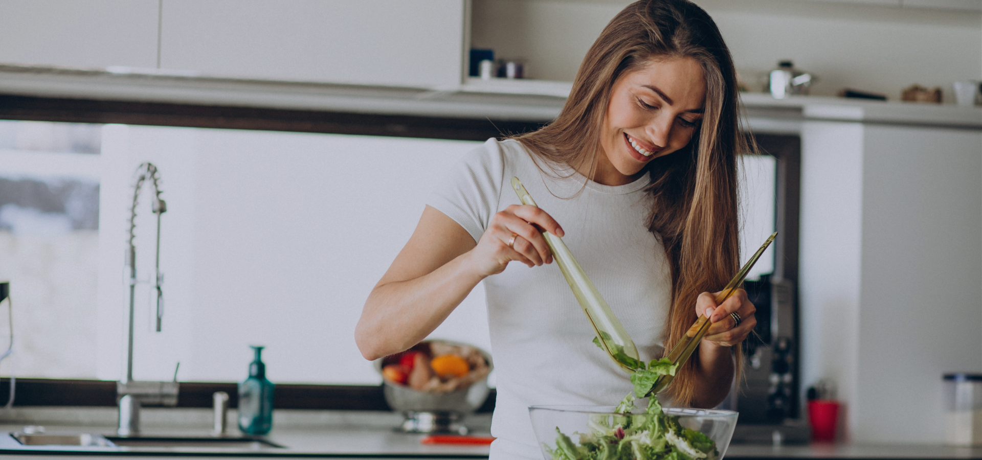 Mesa com refeição equilibrada preparada em consultório de nutrição
